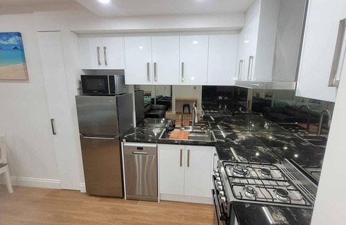 Bellevue Heights Apartment | Resort Style Apartment Escape with Heated Pool, Tennis Court Outdoor BBQ