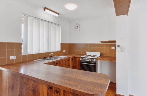 Deakin House | Restful Canberra Retreat in Spacious Terrace Home