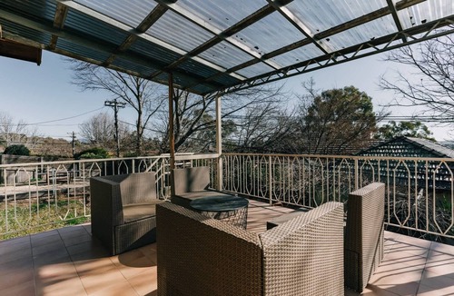 Deakin House | Restful Canberra Retreat in Spacious Terrace Home