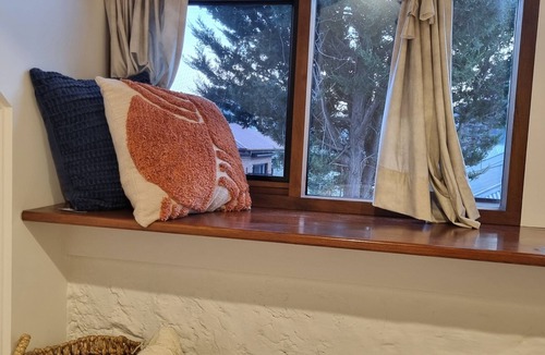 North Brighton Cottage | Restored 1860 Cottage 500 meters from the beach with transport at doorstep