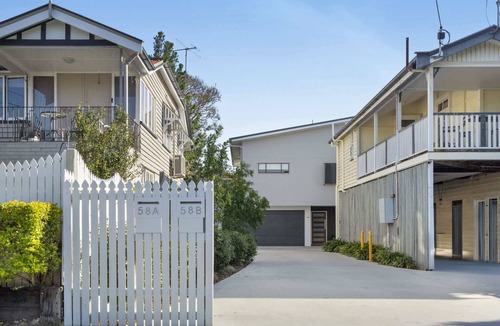 Greenslopes House | Retreat with Parking Close to Greenslopes Hospital