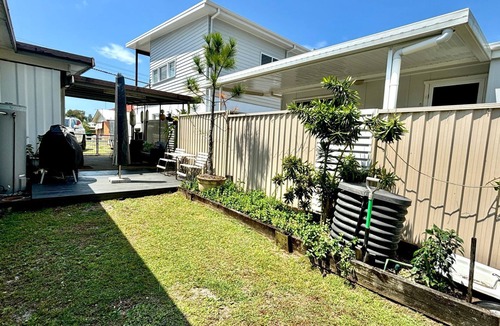 South Evans Head House | Retro pet-friendly cottage near beach, river & RSL with air-con, comfortable interiors