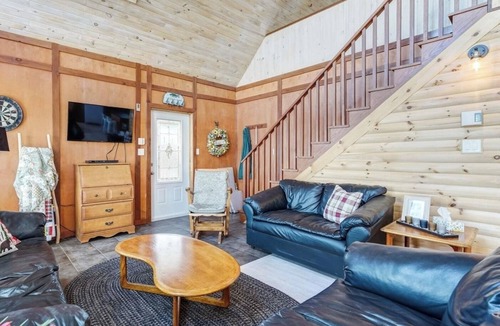 Terra Nova House | Rhodies Pondside Retreat, less than 1 hour from St. John’s!