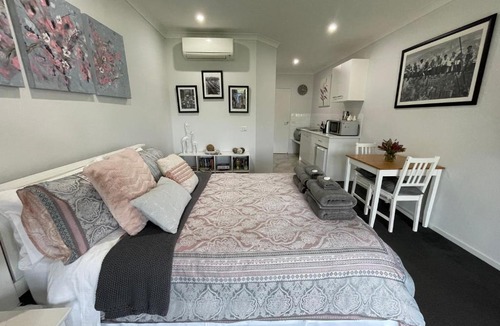 Axedale Bed & Breakfast | River Gardens Axedale Pet Friendly Farmstay B&B
