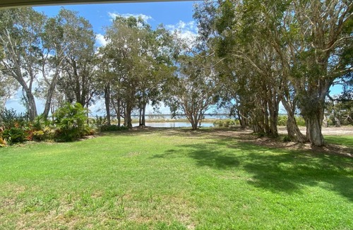 Burrum Heads Villa | Riverside - Burrum Heads- Riverfront - 3BR - River Fishing.