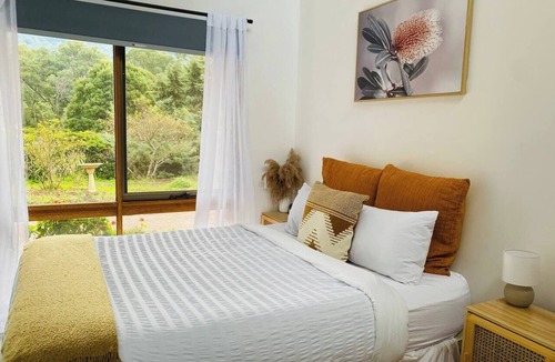 East Warburton House | Riverside Cottage Warburton I Yarra Valley Escape, Mountain Views, sleeps 5