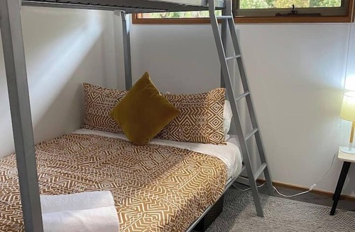 East Warburton House | Riverside Cottage Warburton I Yarra Valley Escape, Mountain Views, sleeps 5