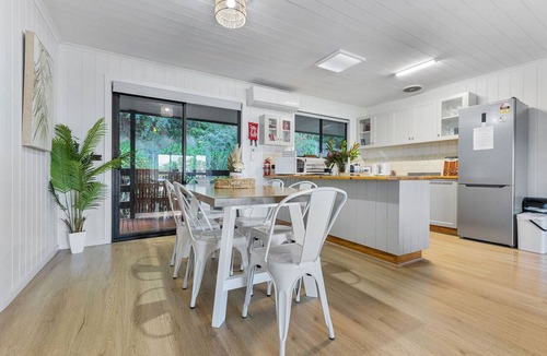 Lakes Entrance House | Robin Wood: The tranquility of a retreat and excitement of nearby attractions