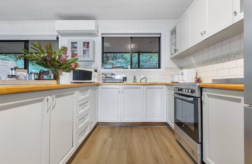 Lakes Entrance House | Robin Wood: The tranquility of a retreat and excitement of nearby attractions