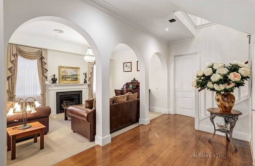 Balwyn House | Romantic Spanish villa w/hot tub — 5 min from the beach!