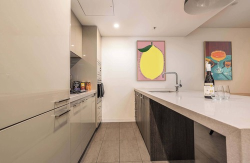 Woolloongabba Apartment | Rooftop Pool 2BR at the Gabba with City Views