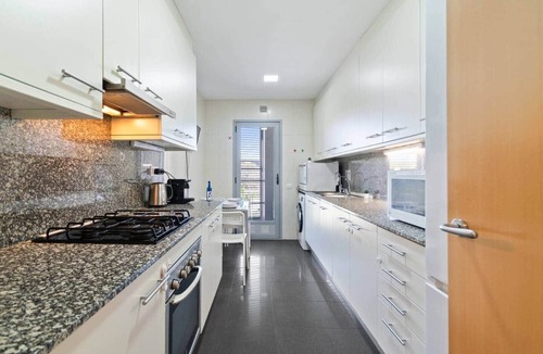 El Port Apartment | Room Carol FIRA GRAN VIA 2 - Suite with King Size Bed