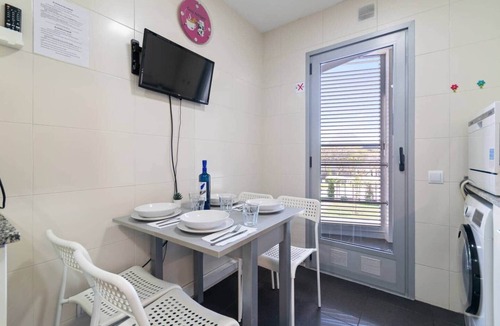 El Port Apartment | Room Carol FIRA GRAN VIA 2 - Suite with King Size Bed