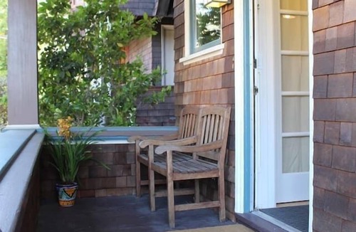 Berkeley Apartment | Roomy Studio Walkable to UC Berkeley with Parking