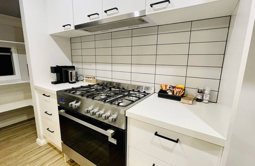 Strathdale House | Rose Villa family home| New and Modern| Only 5 minutes to CBD| Pets allowed |