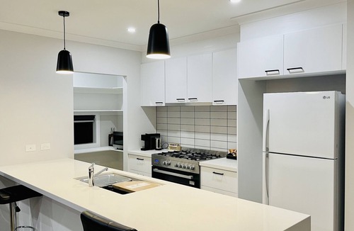 Strathdale House | Rose Villa family home| New and Modern| Only 5 minutes to CBD| Pets allowed |