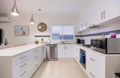 Rosebud House | Rosey's Cottage - 600m to Beach & Mountain Views