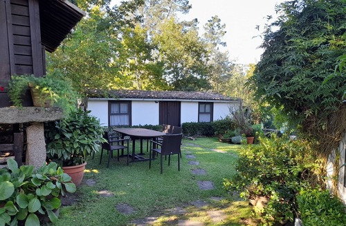 O Porrino Cottage | Rural house with magnificent garden near the Rias Baixas