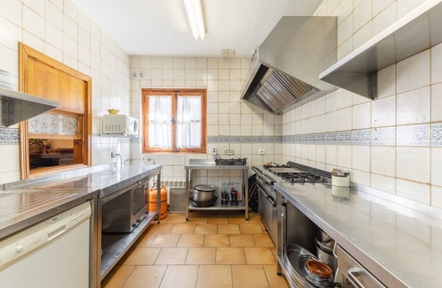La Serna del Monte Bed & Breakfast | Rural House 'La Cárcava' with Mountain Views, Private Terrace, Pool, and EV Charger