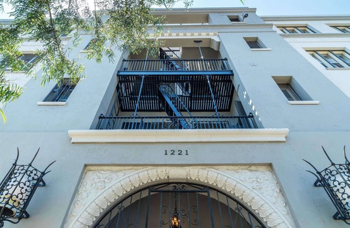 East Hollywood Apartment | Rustic Studio in Los Feliz - Fully Furnished