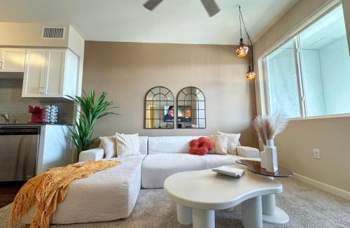 Mid-Wilshire Apartment | Rustic Vibe in LA Free Parking 10 Min to Cedars