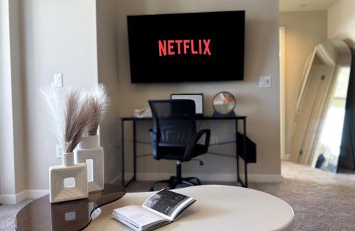 Mid-Wilshire Apartment | Rustic Vibe in LA Free Parking 10 Min to Cedars