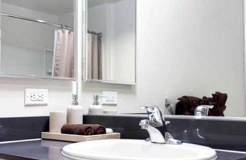 Mid-Wilshire Apartment | Rustic Vibe in LA Free Parking 10 Min to Cedars