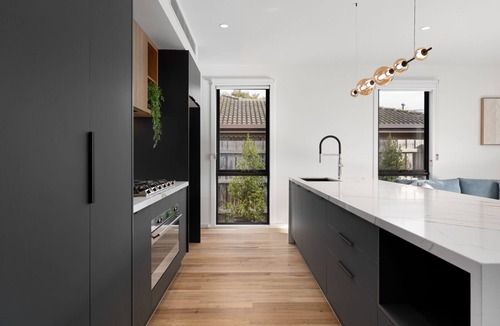 Rye House | Rye Local #3- Luxe townhouse, 300m to beach Linens incl -live like a local!