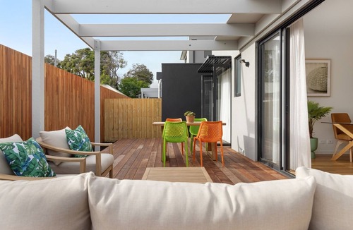 Rye House | Rye Local #3- Luxe townhouse, 300m to beach Linens incl -live like a local!