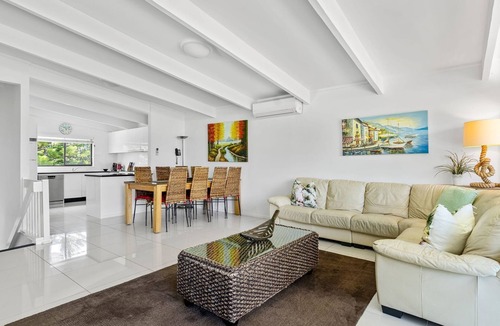 Vincentia House | Sabia Beach House Vincentia by Book Jervis Bay - Family Fun - Beachfront