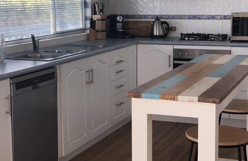 Middleton House | Sable Blanc on Newell - dogs allowed - 3 min walk to the beach & fabulous views.