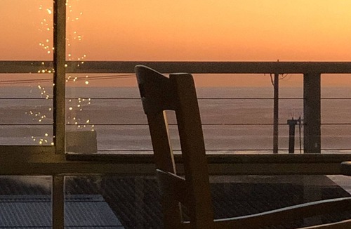 Middleton House | Sable Blanc on Newell - dogs allowed - 3 min walk to the beach & fabulous views.