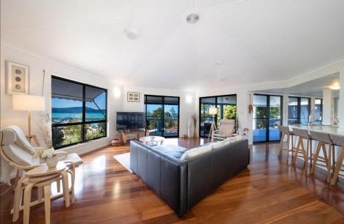 Airlie Beach House | 'Sail Away' Airlie Beach house with Marina Views