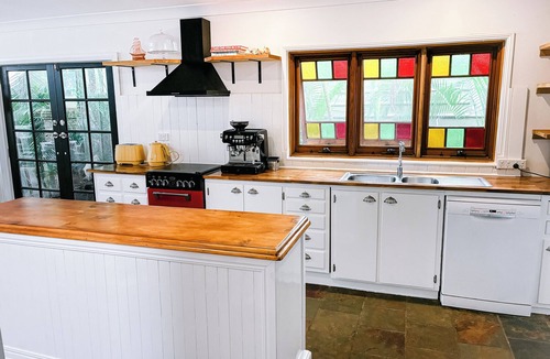 Hastings Point House | SALTY COTTAGE @ Hastings Point 5 bedroom- Beachfront, Creekside, Seaside Oasis