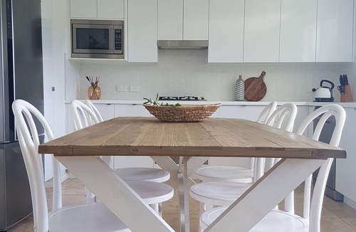 Currarong Cottage | SAND Cottage- Light, breezy. 1 min walk to Currarong Beach.