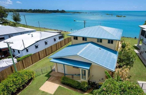 Toogoom House | Sandbar on Moreton -Waterfront - 3 bedrms - 3 baths - Sleeps 6 - WiFi