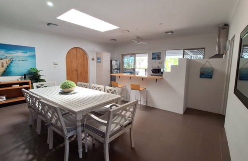 Traviston House | SandNSea - Only Steps to the beach -Pet Friendly Accommodation
