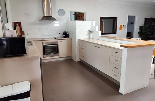 Traviston House | SandNSea - Only Steps to the beach -Pet Friendly Accommodation