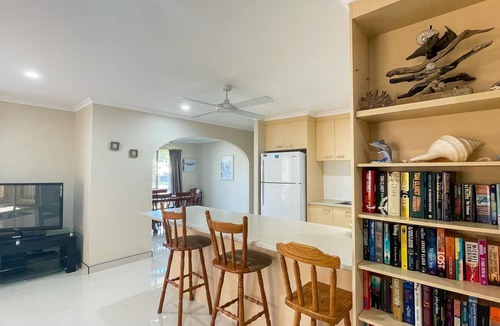 Burrum Heads House | Sandy Paws - Burrum Heads- Walk to Beach -3BR- Aircon-Pool table