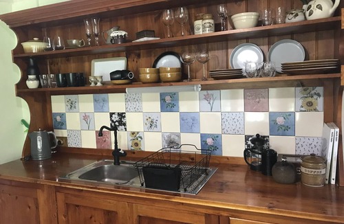 Penola Cottage | Sarah's Cottage Penola: Lovely stone cottage, WiFi AC Fire Spa BBQ Dog friendly