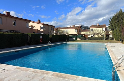 Santa Margarida Villa | Scenic Retreat: Spacious 3-Bedroom Home in Peaceful Roses - Perfect for Hiking and Water Sports