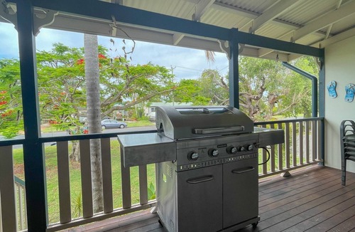Traviston House | Scott's Retreat - Burrum Heads- Close to Beach- 4BR- Aircon