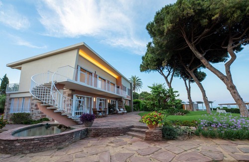 Mataro Villa | Seafront bliss for 16 people – 40km to Barcelona!