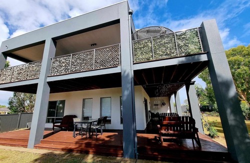 Burrum Heads House | Seaside 3BR /2BA Kayaks, Relaxed Beach Retreat | Dog-Friendly | Walk to Beach