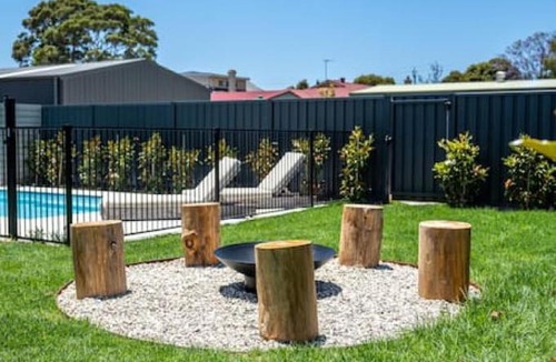 Grange House | Seaside on Swan & Laneway Retreat - A Family Haven