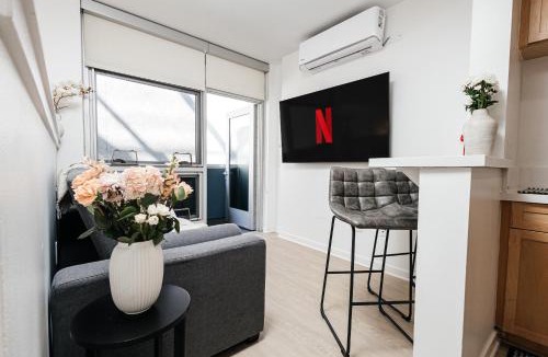 Downtown Apartment | Seaside Serenity - Chic Santa Monica Studio