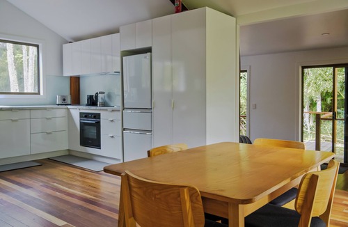 Upper Coopers Creek Cottage | Secluded Rainforest Creek House for 2 | Outdoor Shower | Byron Hinterland