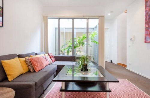 South Yarra House | Secluded Stylish Modern 3 Level Townhouse. Secluded but Minutes to Parks,shops