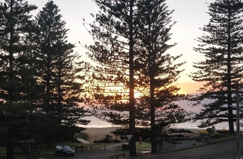 Black Head House | See the waves, feel the sea breeze. Traditional Aussie Beach house.