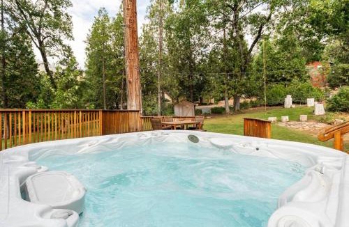Springville House | Sequoia Retreat- Spacious Cabin, Hot tub, & Sundeck